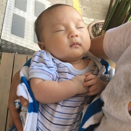 樸信惠曬小27歲堂弟照片 網(wǎng)友熱議:最萌年齡差(圖)